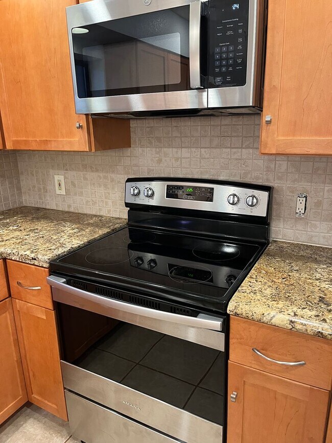 Building Photo - Modern, updated 3B/2B with fenced yard and sun room in Cottonwood