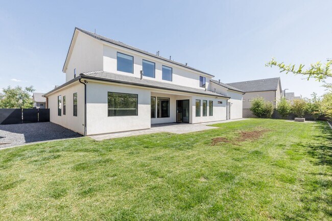 Building Photo - Gorgeous 5 bed | 3.5 bath |  Custom Home with RV Garage in Tonaquint!