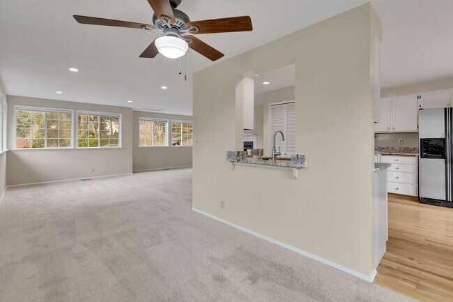 Building Photo - Spacious 3BR Home w/ Large Fenced Yard in Prime Woodinville Location