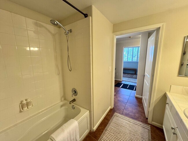 Building Photo - Gorgeous 3 Bed, 2 Bath Unit with Ocean Views