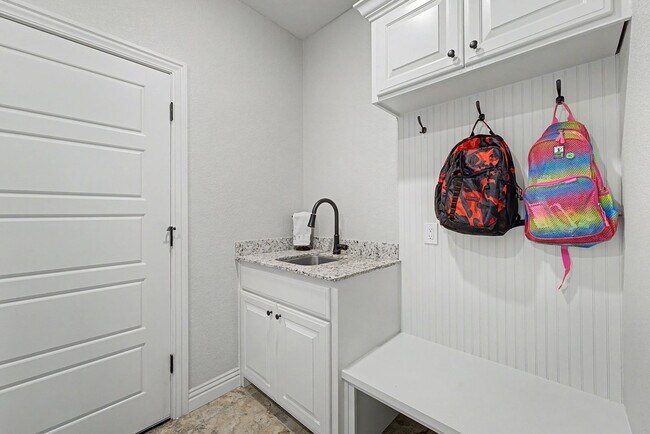 Building Photo - 4 bedroom 2 bath Praire Grove Home! Upgrades Galore!