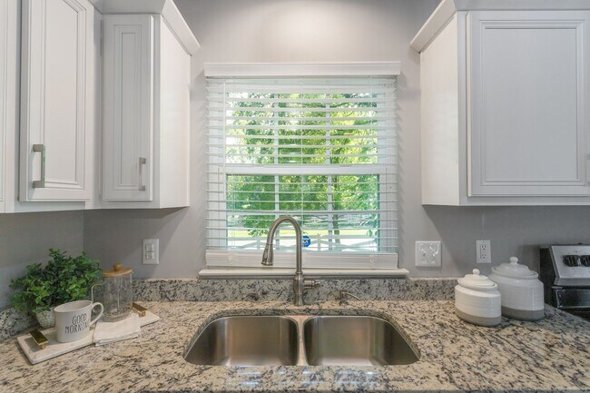 Building Photo - Beautiful end unit in sought-after Nashboro Village