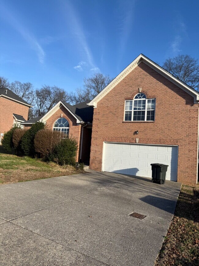 Building Photo - 4 bed/3bth with over 2000 sq ft. In beautiful Hendersonville!!!