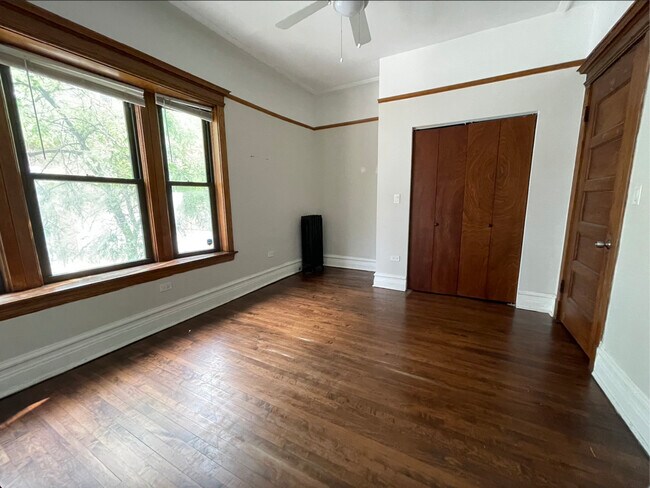 Building Photo - 1006 W Dakin St