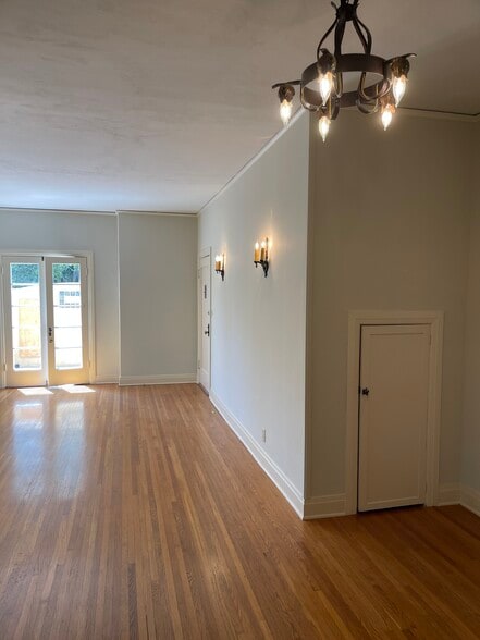 Living room - 1540 N Lake Ave