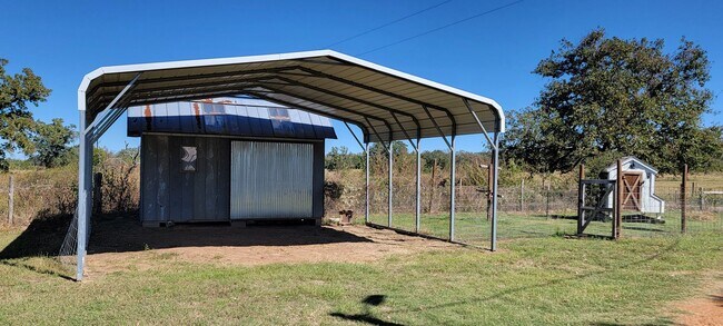 Building Photo - 2/1 Farmhouse in Smithville TX