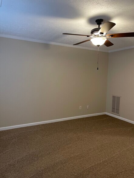 Building Photo - 641 Old Town Rd