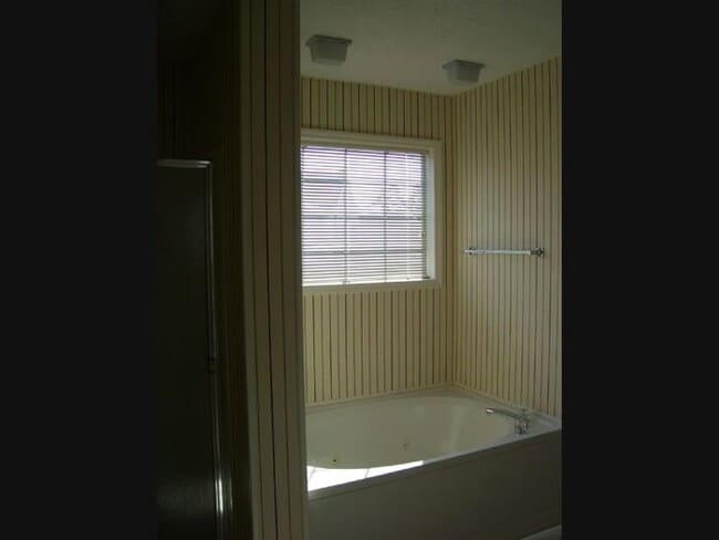 Building Photo - 275 Waterdown Dr