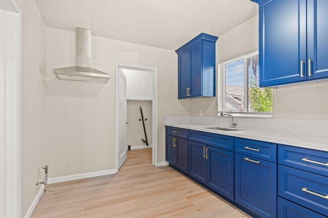 Building Photo - Fully Remodeled Oakland 2 Bed w/ Off-Street Parking