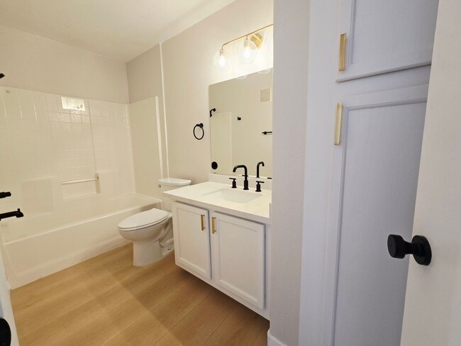 Building Photo - RENOVATED 2BD/2BA NEAR STRIP!