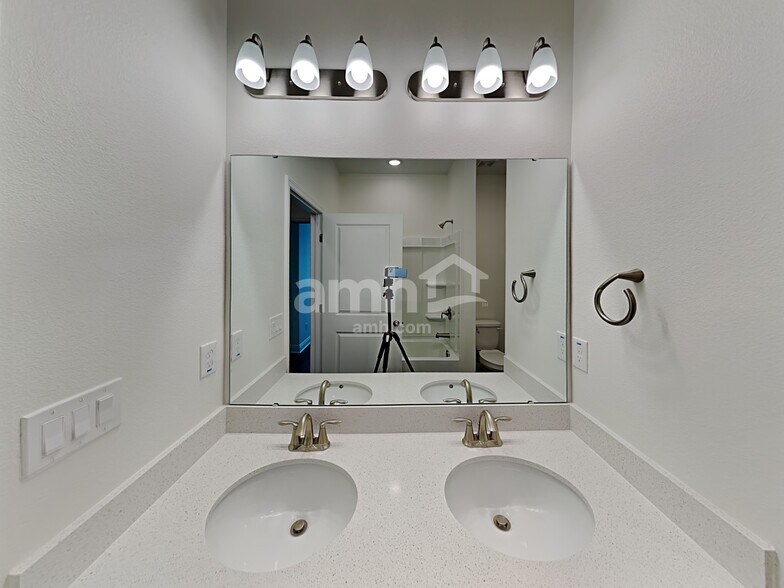 Building Photo - 1118 Sky Lks Dr