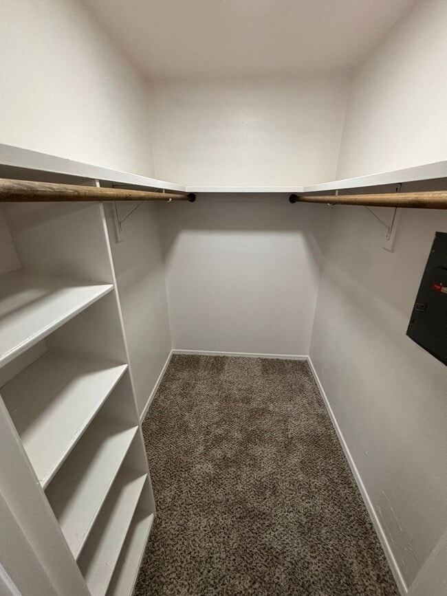 Building Photo - Great Location!