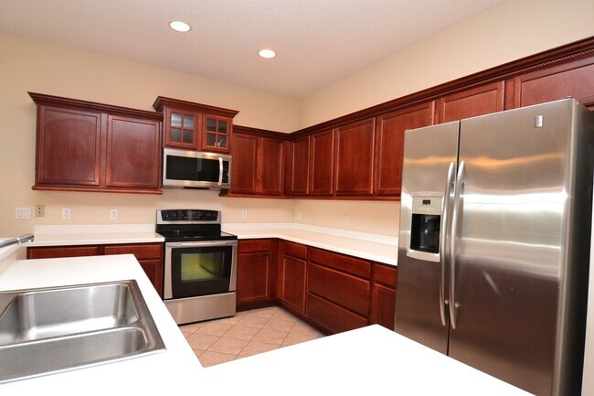 Building Photo - 4 BR Lakefront & Pool Home
