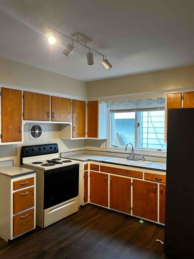 Building Photo - 327-329 Fremont Avenue