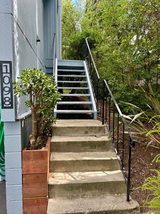 Building Photo - Private location!  SkyWest Townhome for rent