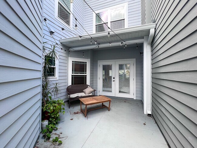 Building Photo - 3BR/2.5BA Townhouse in Sorrento - availabl...