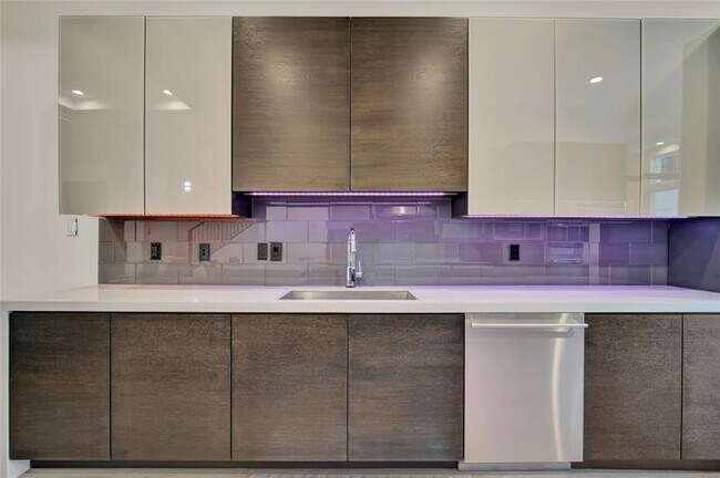 Building Photo - 425 N Ocean Blvd