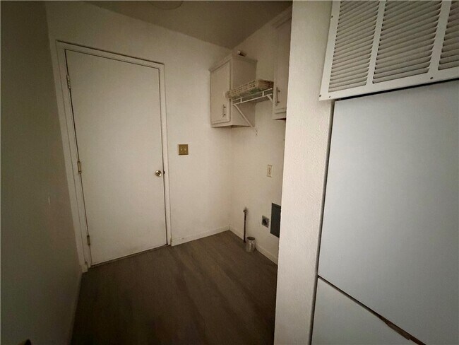 Building Photo - 1660 Kyle Ave