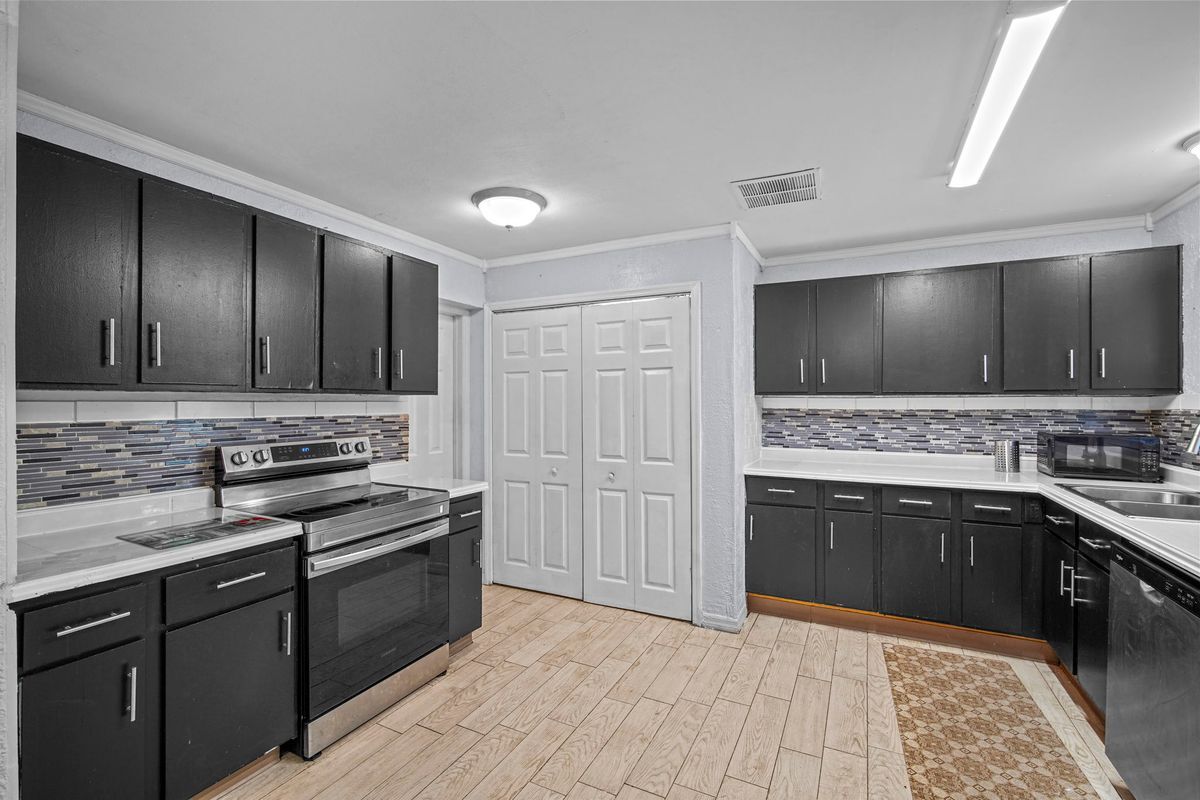 Building Photo - 818 Hampton Way