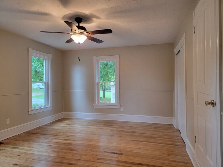 Building Photo - 97 N Reamstown Rd