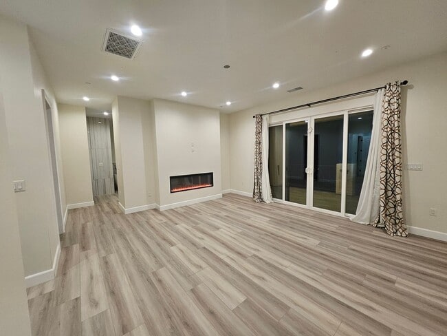 Building Photo - Exquisite 5-Bedroom Luxury Pool Home with ...