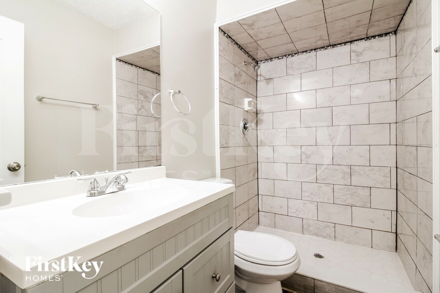 Building Photo - 7742 Club Duclay Dr