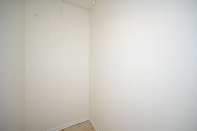 Building Photo - Nice 2 bedroom, 2.5 bath Townhouse with ba...