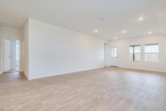 Building Photo - 320 Yosemite Dr