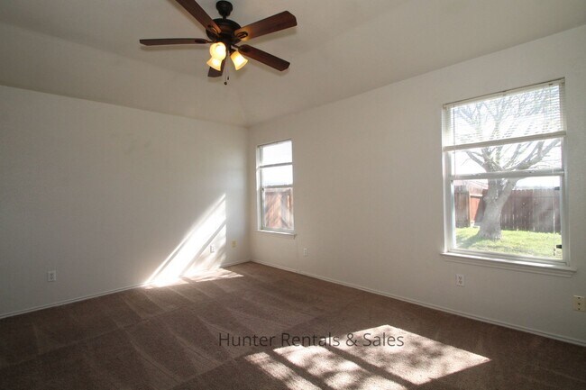 Building Photo - Amazing Fox Creek Home!