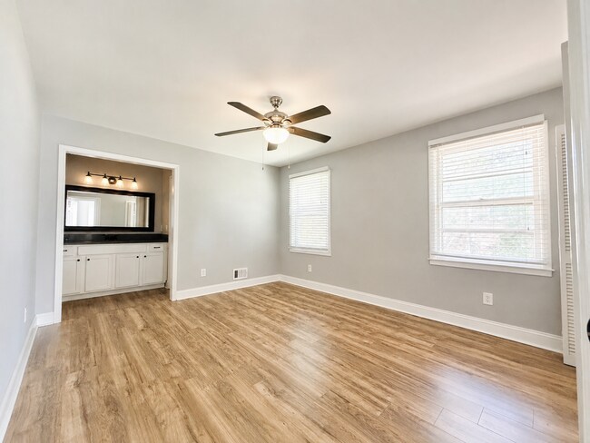 Building Photo - 128 S Wrenwood Dr