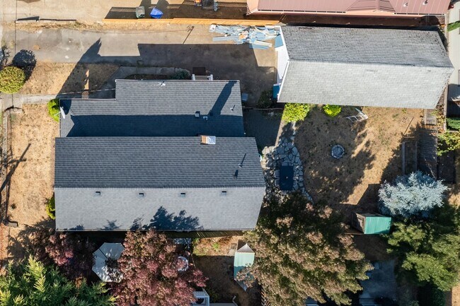 Building Photo - 1/2 Month Free - Storybook Farmhouse, Updated w/ Character in the Heart of NE Portland!