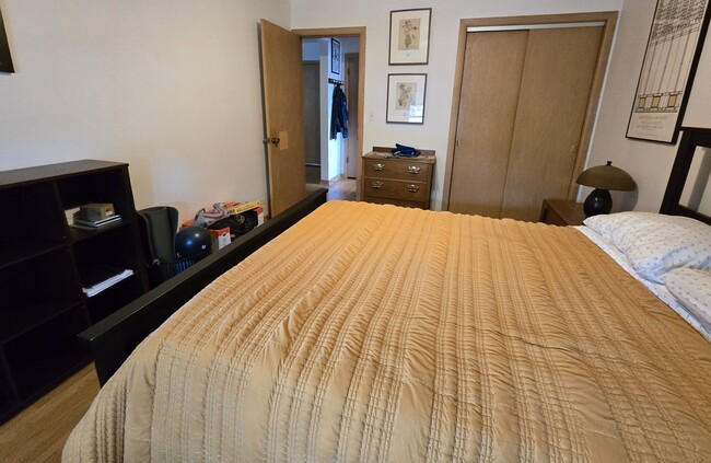 Building Photo - 4112 N Kedvale Ave