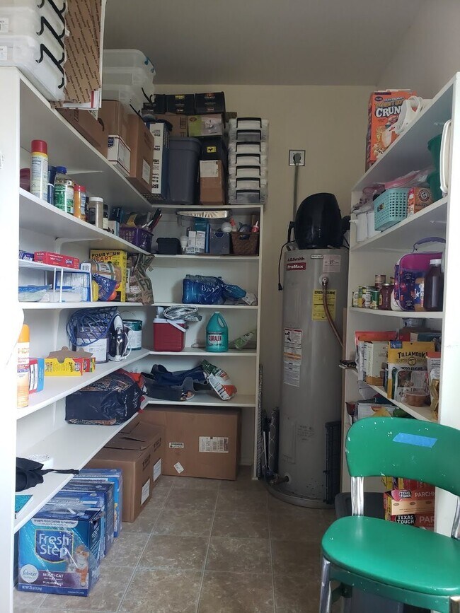Walk-in pantry - 1824 Bayland St