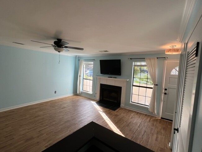 Building Photo - Great Location!! 2 Bedroom Condo