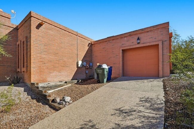 Building Photo - 770 N Lazy J Wy