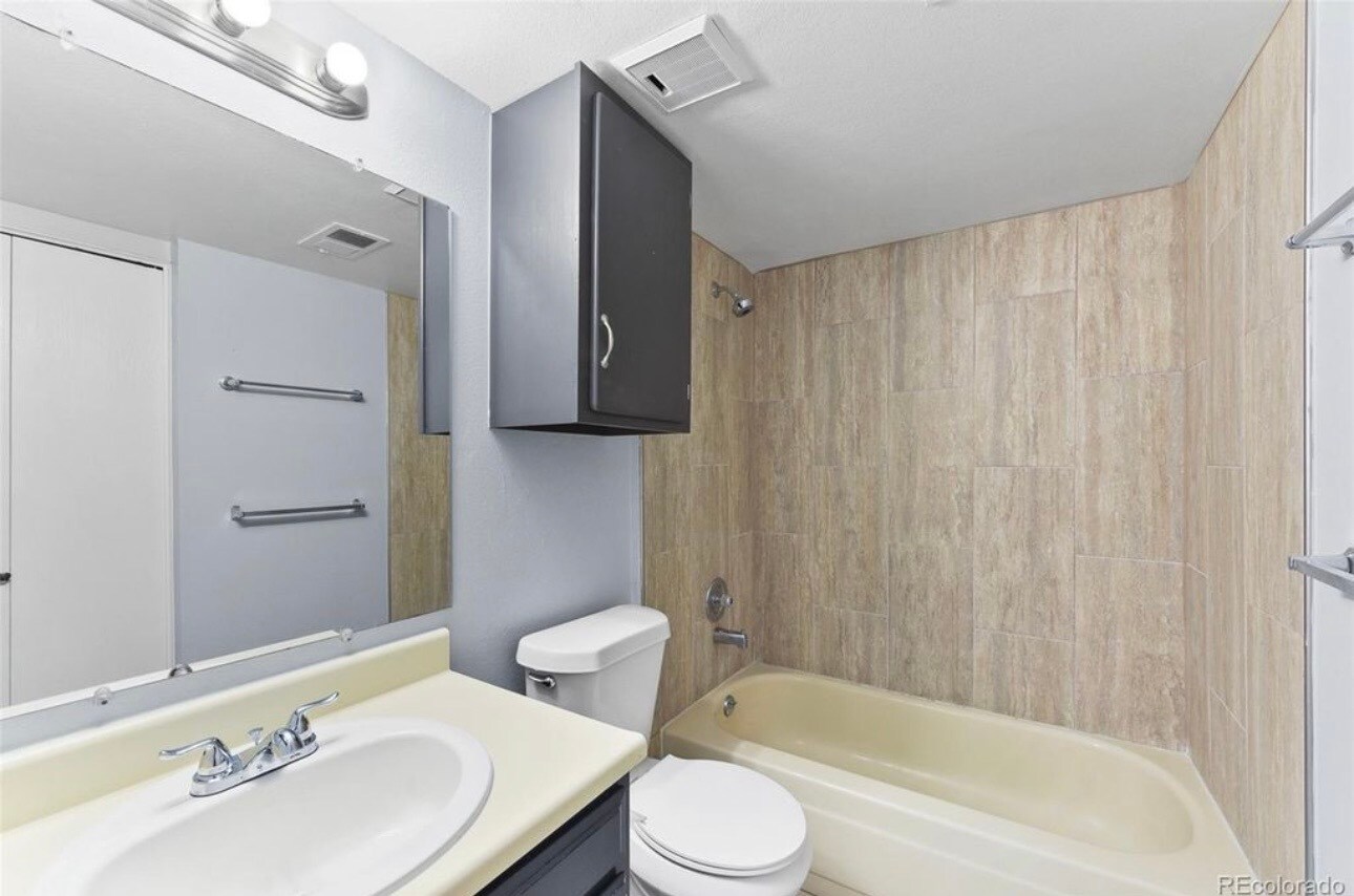 Building Photo - 15911 E Dakota Pl