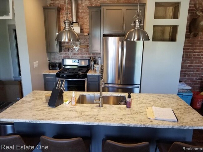 Building Photo - 422 Mill St