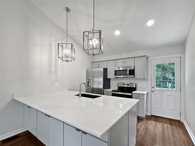 Building Photo - Fantastic 2BR / 2BA condo in prime West Kn...