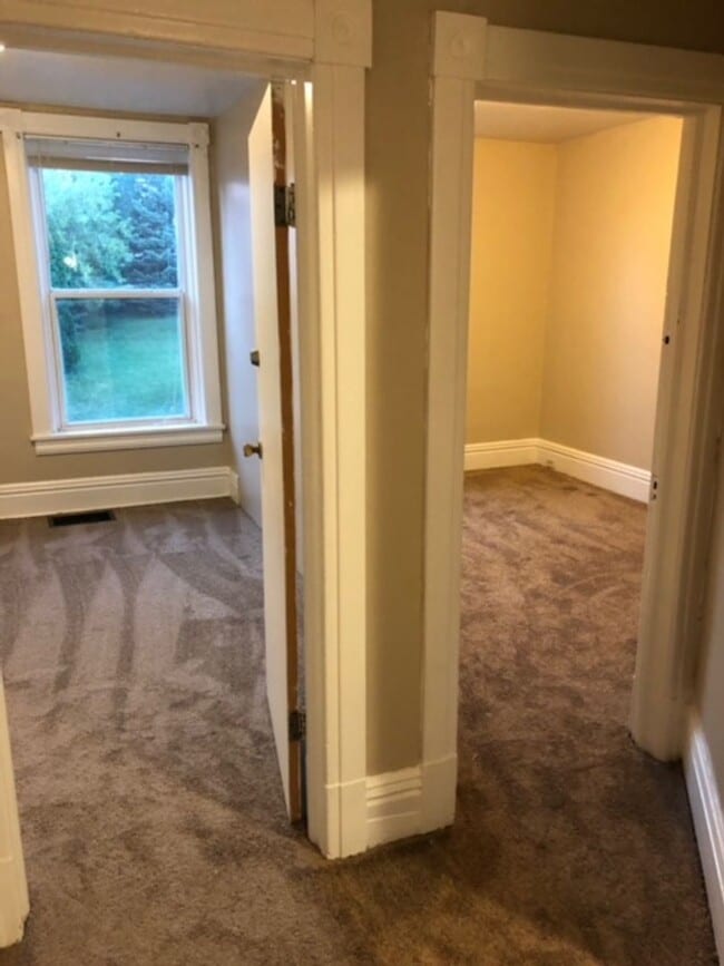 Building Photo - 2 Roommates Wanted!