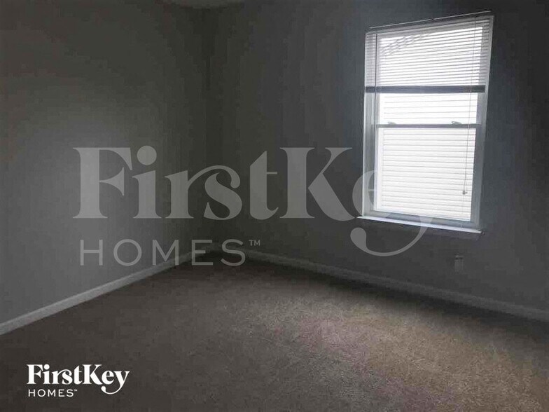 Building Photo - 5702 N Jefferson Dr