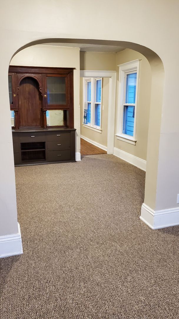 Building Photo - Newly Updated Spacious Three Bedroom Upper...