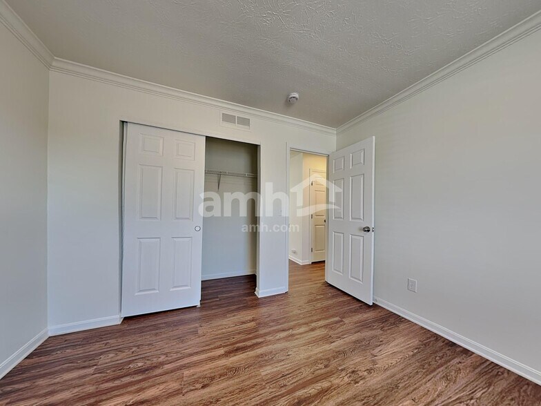 Building Photo - 3270 Village Dr