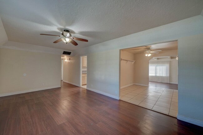 Building Photo - 2133 W Morten Ave