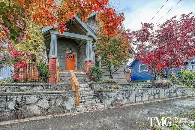 Primary Photo - Stunning 4BD Craftsman in Excellent N Port...