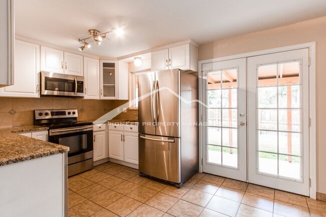 Building Photo - 1/2 Duplex with Central AC and Fenced Yard