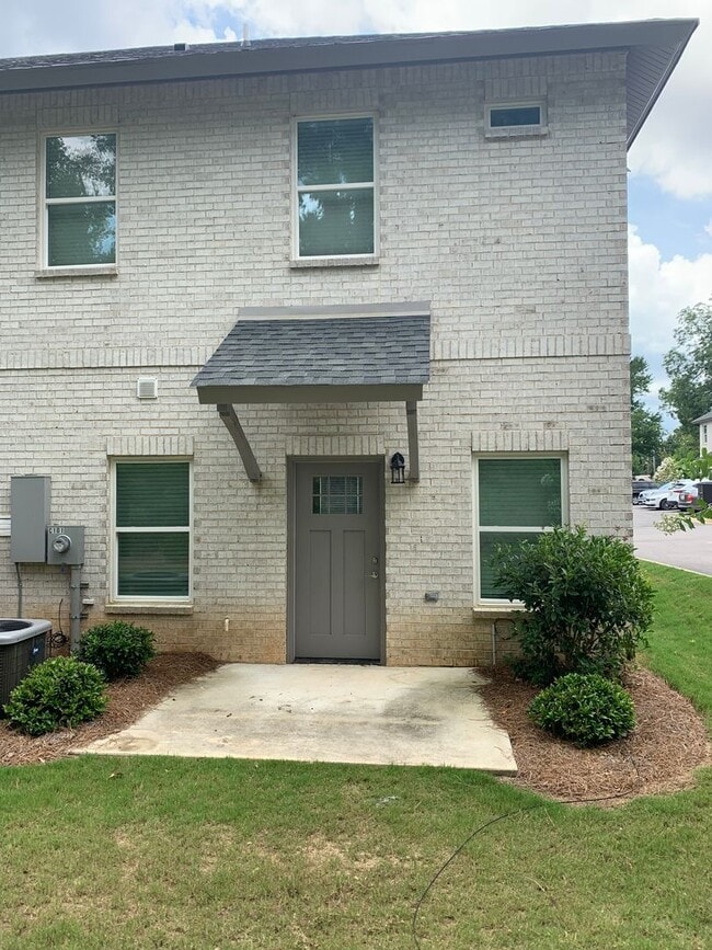 Building Photo - College Oaks