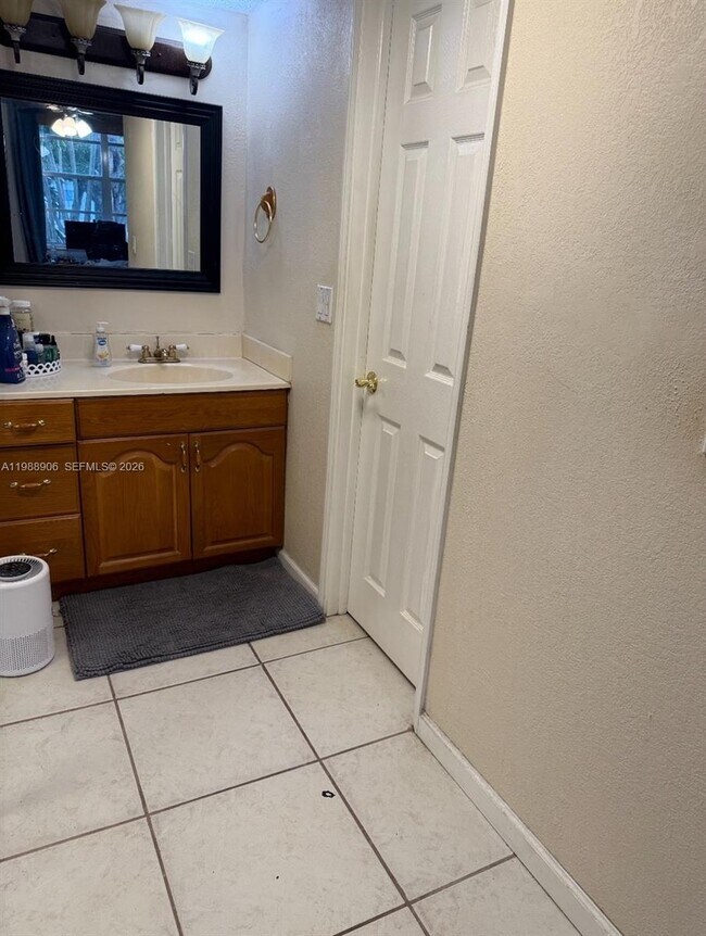 Building Photo - 9441 Live Oak Pl