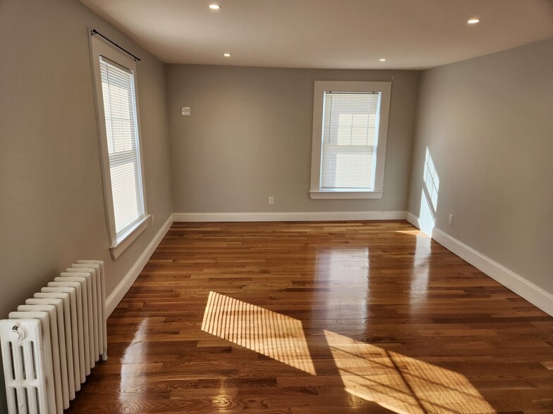 Building Photo - 17 Roundy St