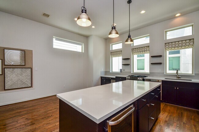 Building Photo - 1310 Delano St