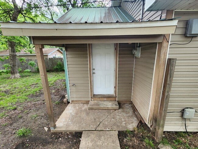 Building Photo - 426 W 5th